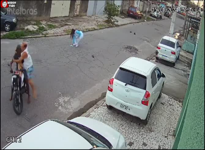 Video :Two thugs try to rob a couple and have a very bad time